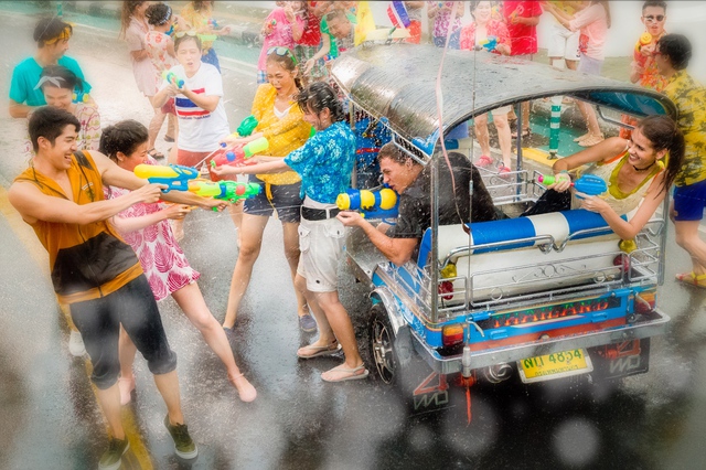 Chung vui lễ hội Songkran ở khắp Thái Lan - Ảnh 1.
