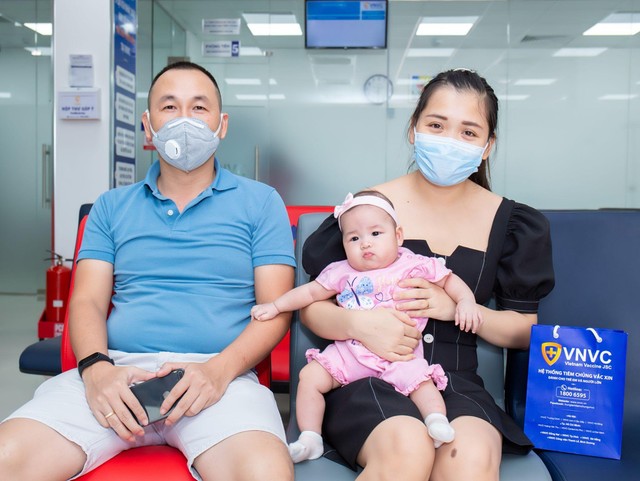 Cảnh giác căn bệnh nguy hiểm gia tăng trong mùa nóng, nhiều gia đình đi tiêm combo vắc xin bảo vệ não - Ảnh 1.