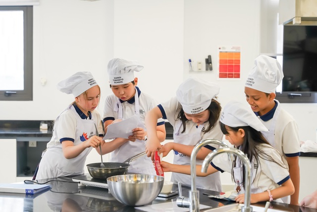 Học bổng trọn đời của trường H&agrave; Nội Toronto - Nơi đ&aacute;nh thức niềm đam m&ecirc; kiến thức thuần t&uacute;y - Ảnh 2.