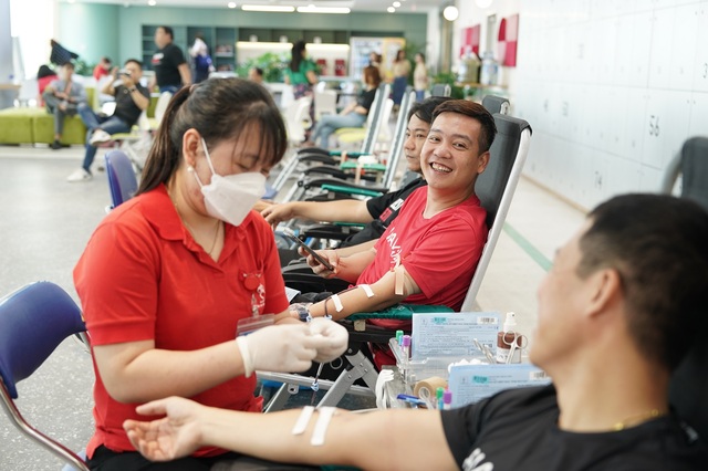 Gần 200 thành viên AIA Việt Nam tham gia hiến máu nhân đạo - Ảnh 2.