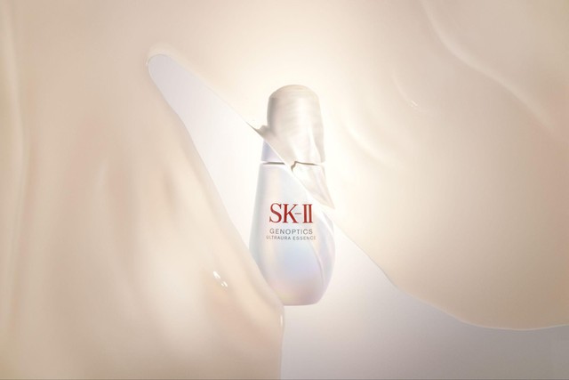 Sở hữu làn da trong suốt tựa pha lê cùng bộ đôi dưỡng sáng cao cấp SK-II - Ảnh 4.