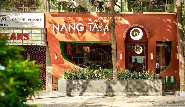 Có một nhà hàng cơm tấm giữa phố đi bộ Nguyễn Huệ đắt đỏ - Ảnh 1.