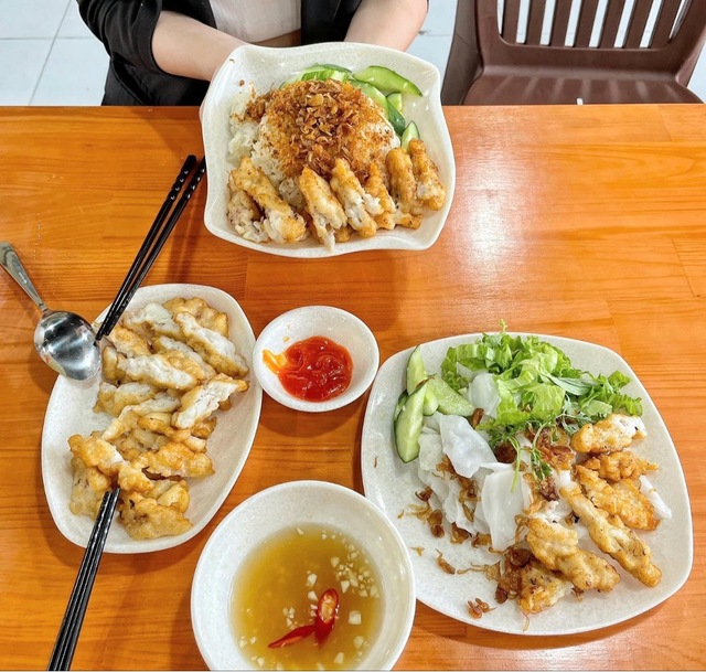 Quán chả mực 14+ nơi trải nghiệm những món ăn đặc sản số 1 Quảng Ninh - Ảnh 1.