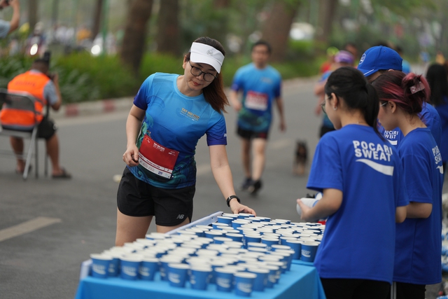 Pocari Sweat hỗ trợ bù nước nhanh cho hơn 10.000 VĐV tại Tay Ho Half Marathon 2024 - Ảnh 5.