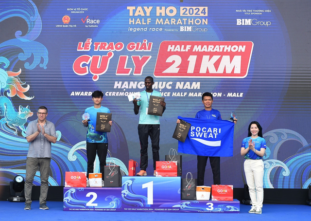 Pocari Sweat hỗ trợ bù nước nhanh cho hơn 10.000 VĐV tại Tay Ho Half Marathon 2024 - Ảnh 2.