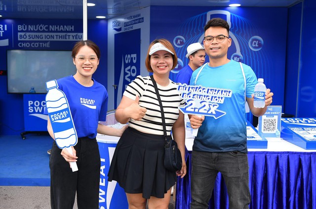 Pocari Sweat hỗ trợ bù nước nhanh cho hơn 10.000 VĐV tại Tay Ho Half Marathon 2024 - Ảnh 4.