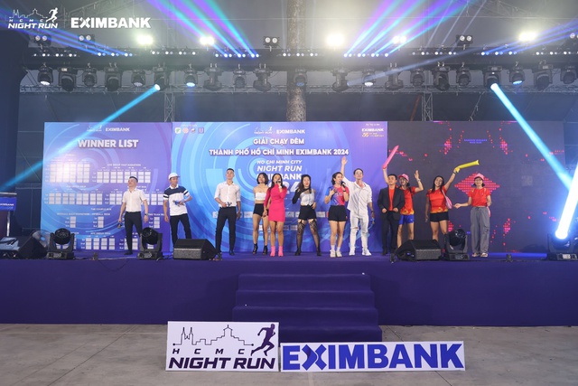 Giải chạy đêm Ho Chi Minh City Night Run Eximbank 2024 chính thức khai mạc- Ảnh 2.