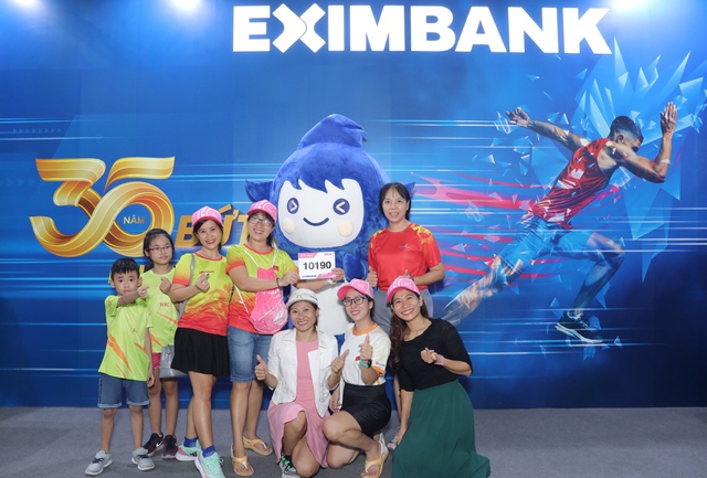 Giải chạy đêm Ho Chi Minh City Night Run Eximbank 2024 chính thức khai mạc- Ảnh 3.