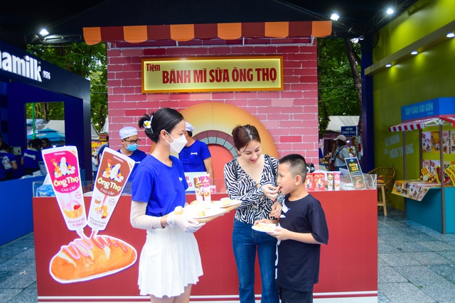 Vinamilk và Sữa đặc Ông Thọ tái hiện “Góc phố ẩm thực tuổi thơ” tại Lễ hội bánh mì 2024 - Ảnh 4.