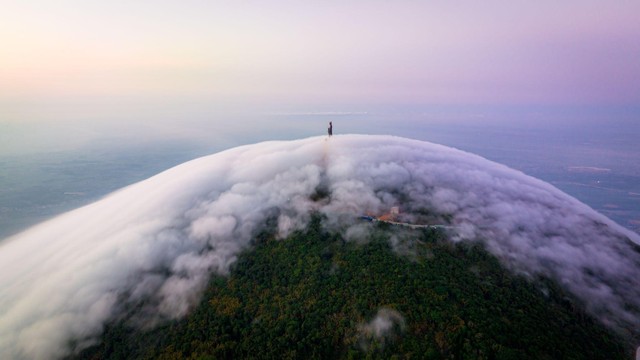 Du lịch “chữa lành” trên núi Bà Đen: Sáng săn mây, chiều dâng đăng, tối xem nhạc nước - Ảnh 1.