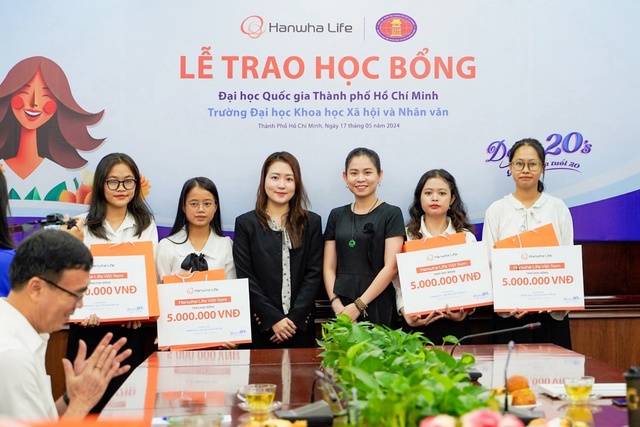 Hanwha Life Việt Nam trao học bổng cho sinh viên khó khăn trong độ tuổi 20 sau Cuộc thi viết Dear 20s - Gửi tôi của tuổi 20 - Ảnh 3.