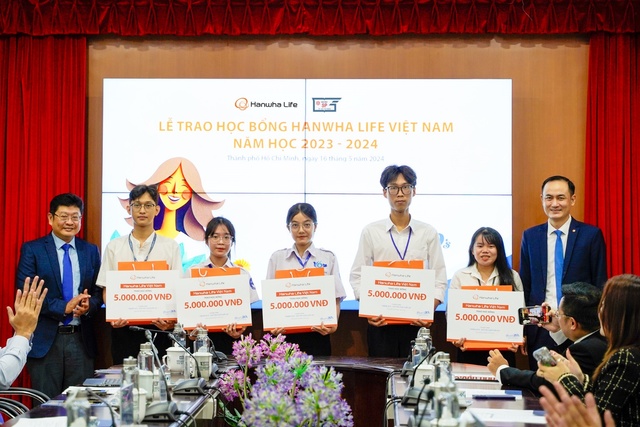 Hanwha Life Việt Nam trao học bổng cho sinh viên khó khăn trong độ tuổi 20 sau Cuộc thi viết Dear 20s - Gửi tôi của tuổi 20 - Ảnh 4.
