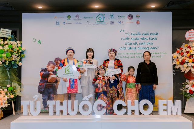 Chủ tịch Tập đoàn Techmedcom Nguyễn Thu Thảo cùng dự án thiện nguyện Tủ Thuốc Cho Em hướng tới các em nhỏ vùng cao - Ảnh 3.