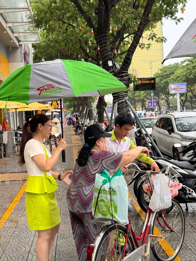 Từ thiện 10kg gạo hơn 1.000.000 đồng - Ảnh 2.