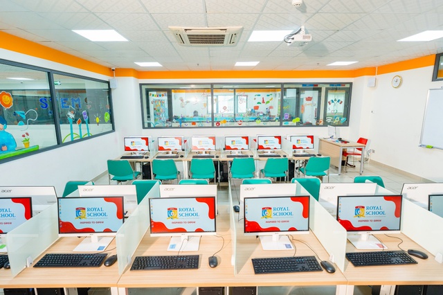 Top phòng thực hành cực chất ở Royal School: Có hẳn nơi “đua” mô hình robot, triển lãm nghệ thuật - Ảnh 2.