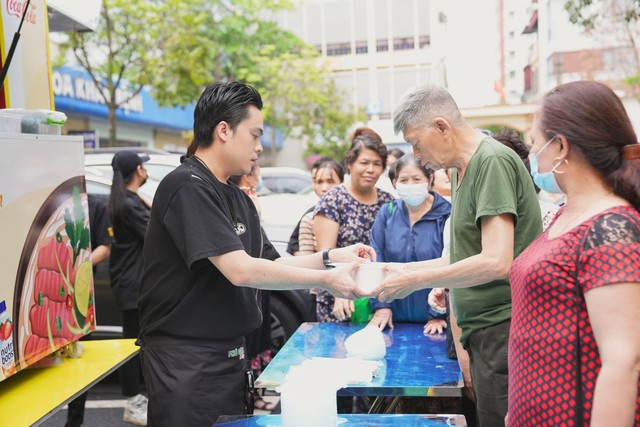 Phở gánh 0 đồng cho bệnh nhân nghèo - Những bát phở ấm nóng tình thương - Ảnh 6.