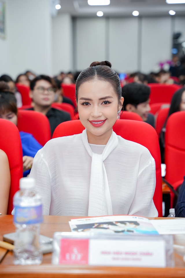 Giám đốc quốc gia của Miss Cosmo Vietnam làm giám khảo chung kết Én vàng UEF - Ảnh 1.