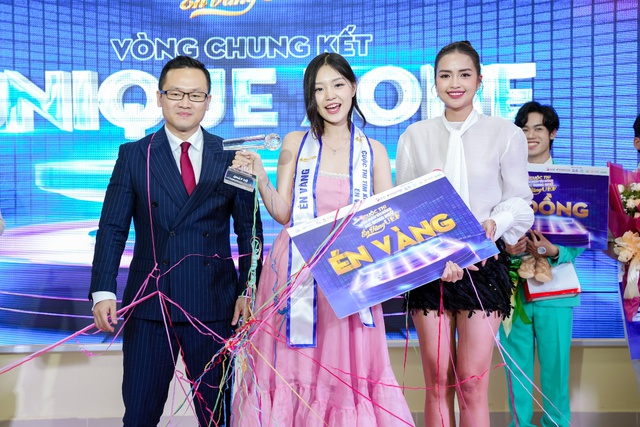 Giám đốc quốc gia của Miss Cosmo Vietnam làm giám khảo chung kết Én vàng UEF - Ảnh 7.