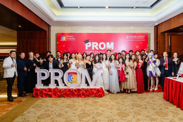 Cận cảnh nhan sắc xinh yêu của học sinh Royal School trong Prom cuối cấp: Lên đồ cực chất, catwalk siêu ngầu - Ảnh 2.