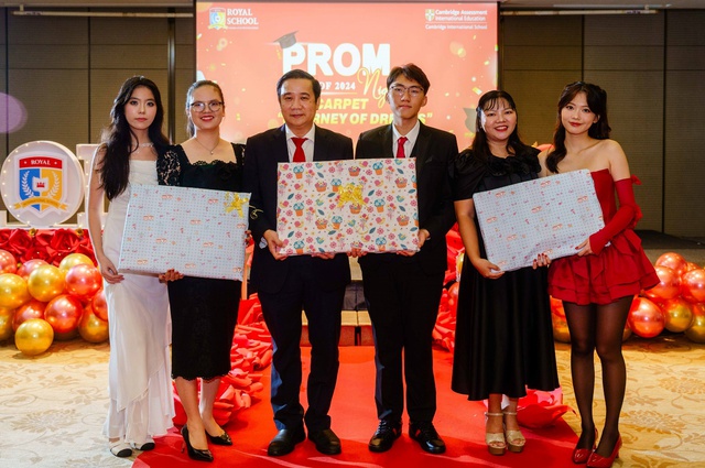 Cận cảnh nhan sắc xinh yêu của học sinh Royal School trong Prom cuối cấp: Lên đồ cực chất, catwalk siêu ngầu - Ảnh 8.