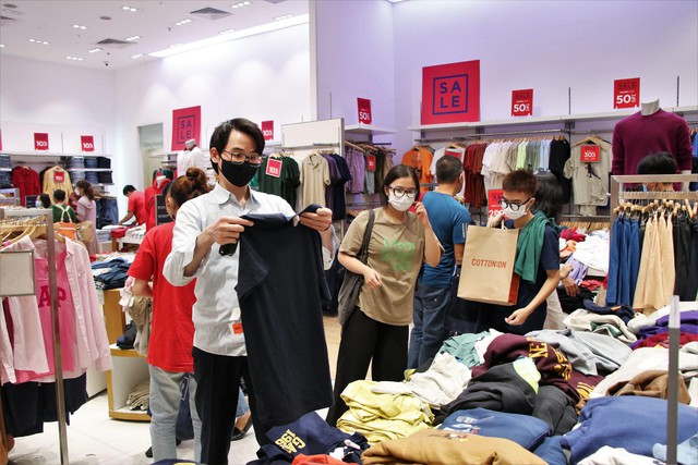 End of Season Sale 2024: Crescent Mall tung ưu đãi “đậm sâu” lên đến 80% với hơn 100 thương hiệu - Ảnh 1.