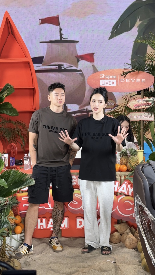 Phú Cường âm thầm theo sát Hoa hậu Hương Giang tại các sự kiện, không ngại thể hiện tình cảm trên phiên live - Ảnh 1.