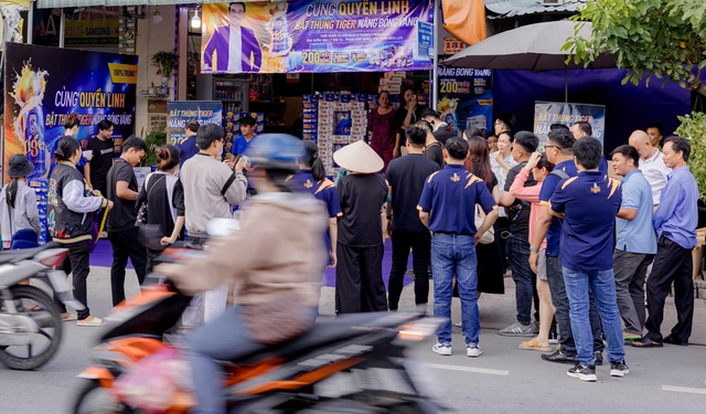 Bà con miền Tây vui mừng khi MC Quyền Linh bất ngờ ghé thăm Long An - Ảnh 3.