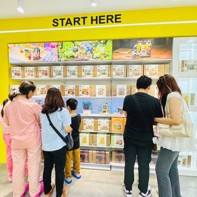 Công ty Clever World ra mắt “PEEKTOY STORE” đầu tiên tại TP Hồ Chí Minh - Ảnh 2.