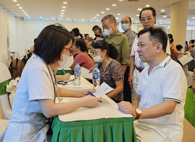 Manulife tổ chức tầm soát vi khuẩn HP miễn phí cho người dân Hà Nội - Ảnh 1.