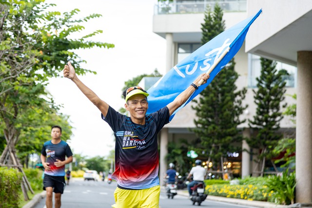 “Dị nhân” marathon xuyên Việt cùng Dare To Run 2024 tạo nên kỳ tích - Ảnh 1.