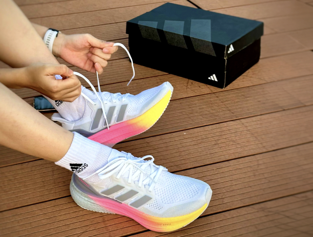 Chạy bộ có thể “cháy” tới mức nào, adidas Ultraboost 5 sẽ cho bạn thấy! - Ảnh 2.