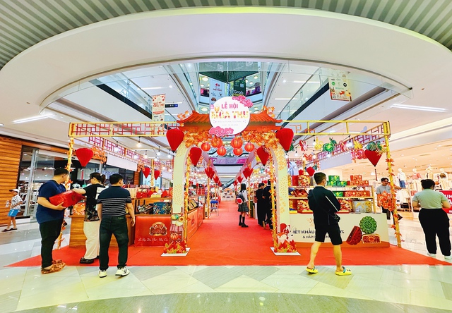 Đón trăng vẹn tròn cùng lễ hội mùa thu tại Vạn Hạnh Mall - Ảnh 1.