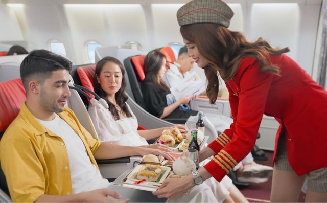 Dịch vụ từ trái tim với nụ cười tỏa nắng trên khắp các chuyến bay Vietjet - Ảnh 1.