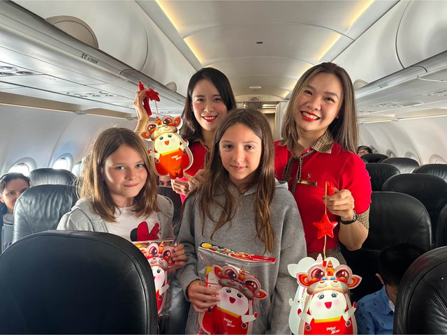 Dịch vụ từ trái tim với nụ cười tỏa nắng trên khắp các chuyến bay Vietjet - Ảnh 7.