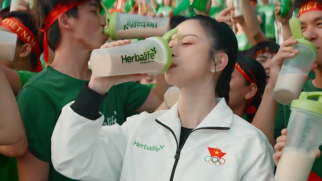 Herbalife ra mắt video âm nhạc “Tiếp Lửa Vinh Quang” kỷ niệm hành trình đồng hành lâu dài cùng thể thao Việt Nam - Ảnh 2.