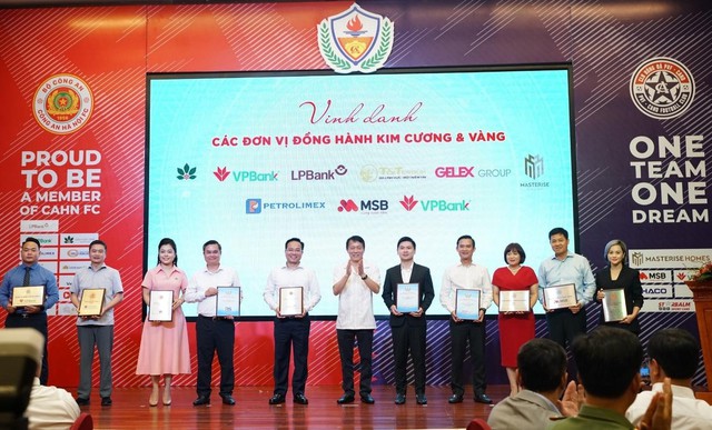 VPBank đồng hành cùng CLB Bóng đá Công an Hà Nội và PVF Công an nhân dân phát triển tài năng bóng đá trẻ - Ảnh 1.