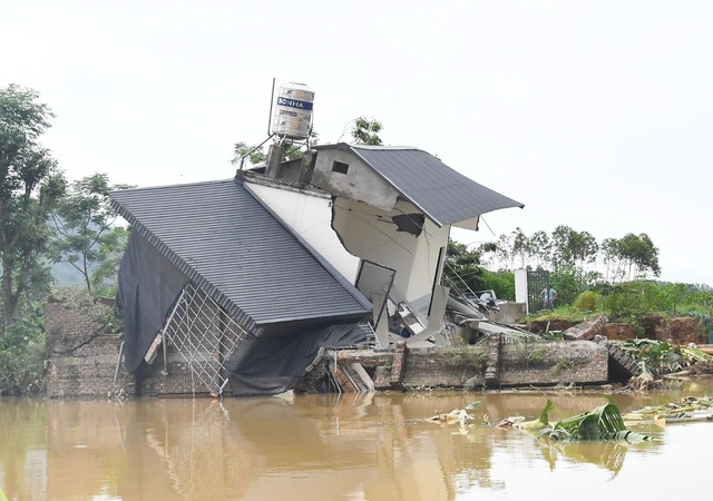 “Miền Bắc cố lên!” - Hành trình mang nước tinh khiết đến bà con vùng lũ - Ảnh 1.