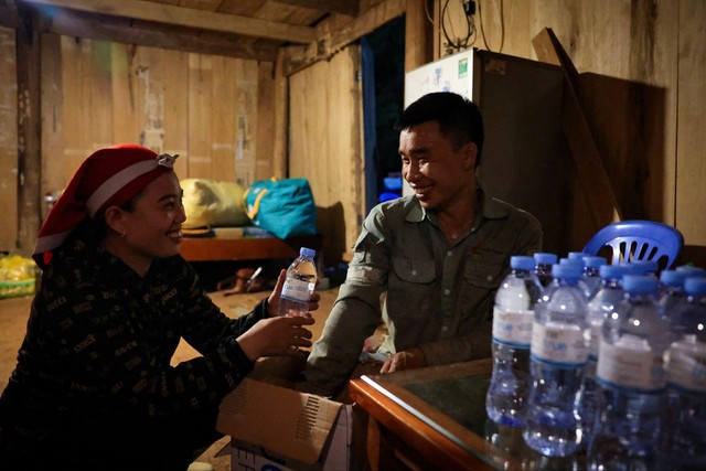 “Miền Bắc cố lên!” - Hành trình mang nước tinh khiết đến bà con vùng lũ - Ảnh 11.