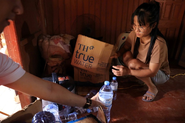 “Miền Bắc cố lên!” - Hành trình mang nước tinh khiết đến bà con vùng lũ - Ảnh 6.