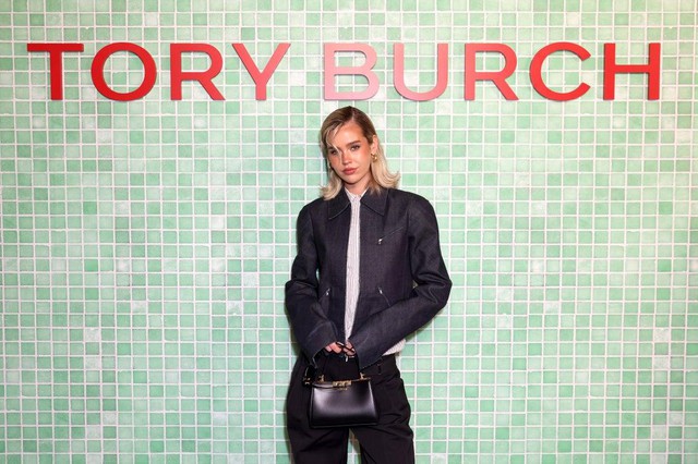 Hậu trường Xuân - Hè 2025 Tory Burch: Sao chuộng túi nào? - Ảnh 8.