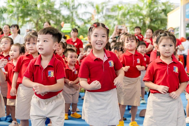 Loạt ảnh “ngoan xinh yêu” trong ngày hội bé đến trường ở Royal School - Ảnh 1.