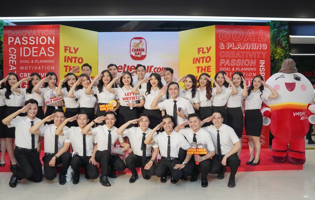 Không khí rộn ràng có 1-0-2 tại ngày hội tuyển dụng lớn nhất Vietjet năm 2024 - Ảnh 1.