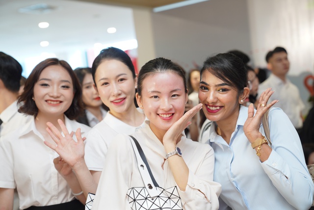 Không khí rộn ràng có 1-0-2 tại ngày hội tuyển dụng lớn nhất Vietjet năm 2024 - Ảnh 11.