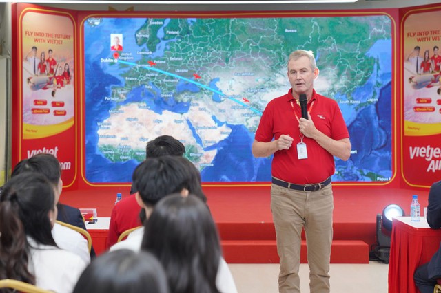Không khí rộn ràng có 1-0-2 tại ngày hội tuyển dụng lớn nhất Vietjet năm 2024 - Ảnh 14.
