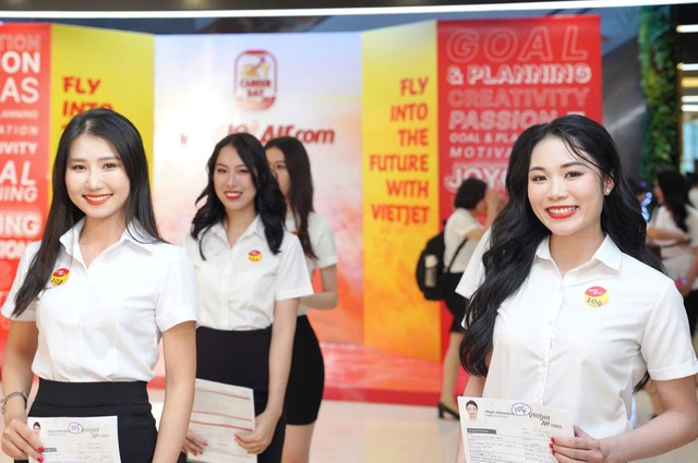 Không khí rộn ràng có 1-0-2 tại ngày hội tuyển dụng lớn nhất Vietjet năm 2024 - Ảnh 4.