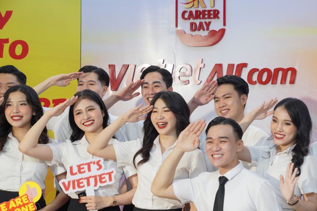 Không khí rộn ràng có 1-0-2 tại ngày hội tuyển dụng lớn nhất Vietjet năm 2024 - Ảnh 7.