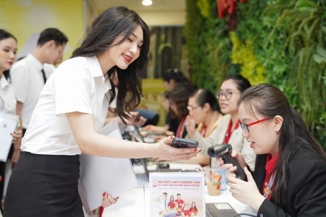 Không khí rộn ràng có 1-0-2 tại ngày hội tuyển dụng lớn nhất Vietjet năm 2024 - Ảnh 8.