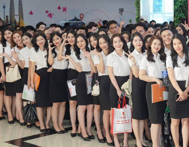Không khí rộn ràng có 1-0-2 tại ngày hội tuyển dụng lớn nhất Vietjet năm 2024 - Ảnh 9.