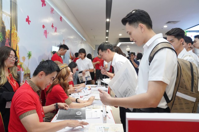 Không khí rộn ràng có 1-0-2 tại ngày hội tuyển dụng lớn nhất Vietjet năm 2024 - Ảnh 10.