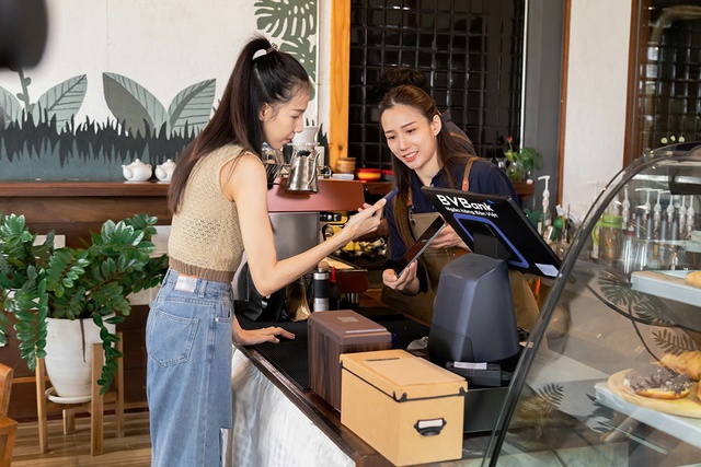 Tất bật kinh doanh cuối năm, tiểu thương an tâm với giải pháp tài chính từ BVBank - Ảnh 1.